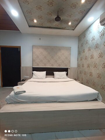 Bedroom in 4 BHK Penthouse at Mahmoorganj – for Rent