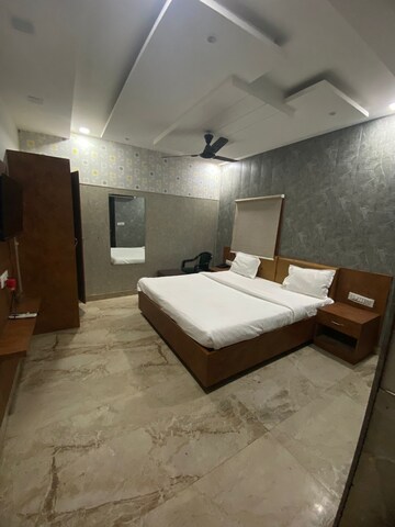 Bedroom in 4 BHK Penthouse at Mahmoorganj – for Rent