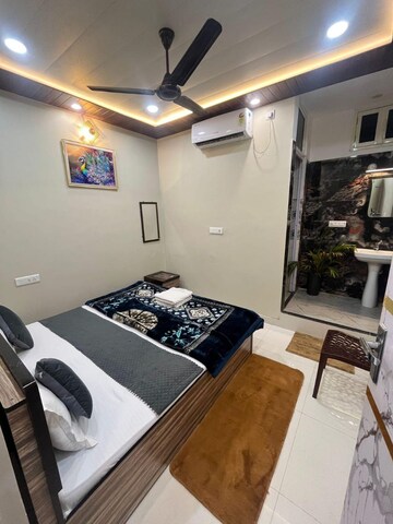 Bedroom in 4 BHK Penthouse at Mahmoorganj – for Rent
