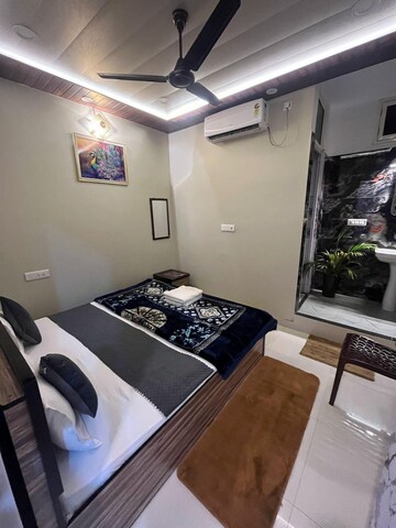 Room in 4 BHK Penthouse at Mahmoorganj – for Rent
