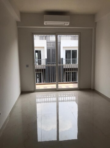 Room in 3 BHK Apartment at Smart World Orchard, Sector 61 – for Rent