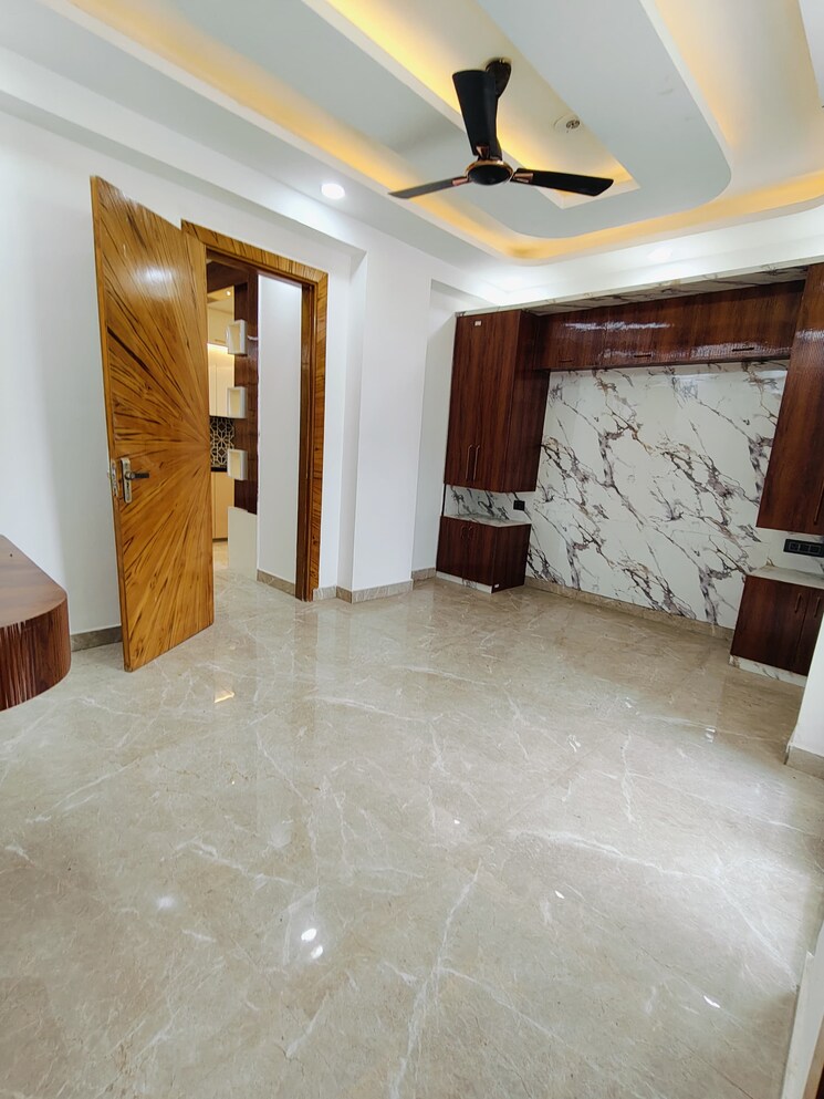 Room, sector 73 2 Bedroom 1050 Sq.Ft. Builder Floor In Sector 73 Noida 9023907