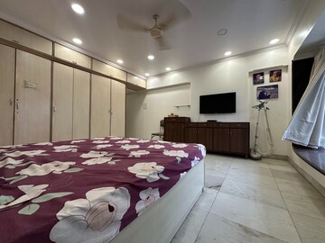 Bedroom in 3 BHK Apartment at Lokhandwala Complex, Andheri West – for Rent