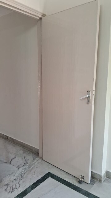Furnished Amenities in 2 BHK Apartment at Maple Heights, Sector 43 – for Rent