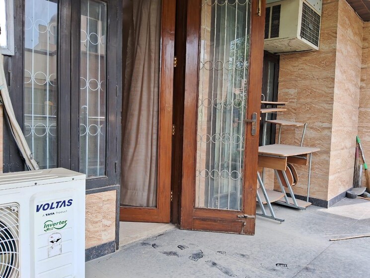 Balcony, chittaranjan park 3 Bedroom 1350 Sq.Ft. Builder Floor In Chittaranjan Park Delhi 9024042