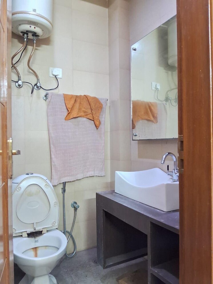 Bathroom, chittaranjan park 3 Bedroom 1350 Sq.Ft. Builder Floor In Chittaranjan Park Delhi 9024042