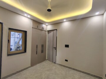 Room in 3 BHK Builder Floor at DLF Queens Court, Greater Kailash ii – for Rent