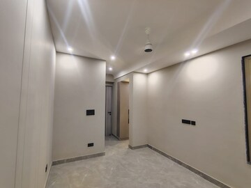Room in 3 BHK Builder Floor at DLF Queens Court, Greater Kailash ii – for Rent