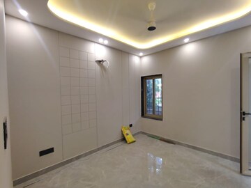 Room in 3 BHK Builder Floor at DLF Queens Court, Greater Kailash ii – for Rent