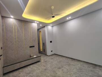 Room in 3 BHK Builder Floor at DLF Queens Court, Greater Kailash ii – for Rent