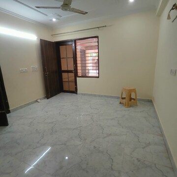 Room in 3 BHK Apartment at DLF Regency Park II, Sector 27 – for Rent
