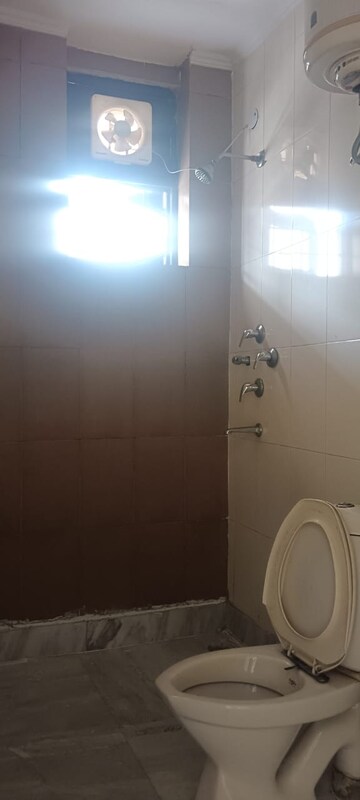 Bathroom in 3 BHK Apartment at DLF Ridgewood Estate, Dlf Phase iv – for Rent