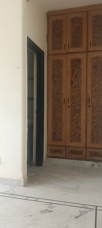 Bedroom in 3 BHK Apartment at DLF Ridgewood Estate, Dlf Phase iv – for Rent