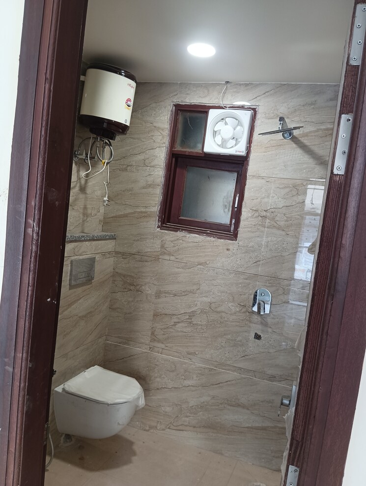 Bathroom, chattarpur 3 Bedroom 135 Sq.Yd. Builder Floor In Chattarpur Delhi 9024150