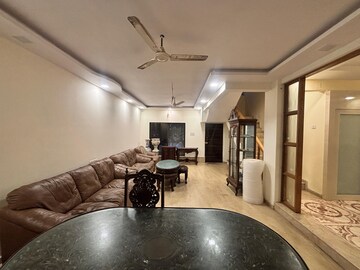 Hall in 5 BHK Villa at Juhu – for Rent