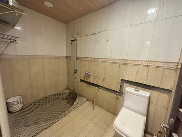 Bathroom in 5 BHK Villa at Juhu – for Rent