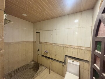 Bathroom in 5 BHK Villa at Juhu – for Rent
