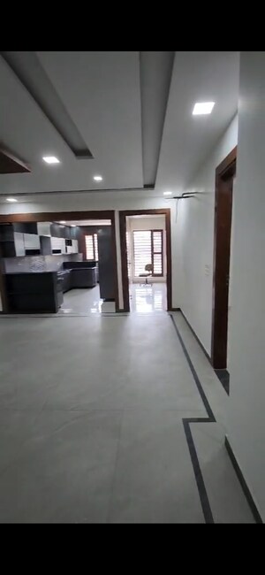 Room in 4 BHK Builder Floor at Sector 21c – for Rent