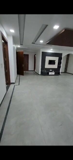 Room in 4 BHK Builder Floor at Sector 21c – for Rent