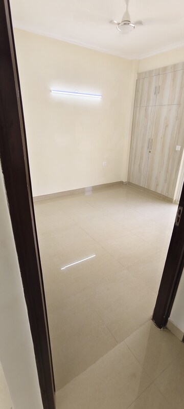 Room in 3 BHK Apartment at Amrapali Crystal Homes, Sector 76 – for Rent