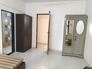Room in 3 BHK Apartment at Lokhandwala Complex, Andheri West – for Rent