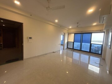 Room in 2 BHK Apartment at Kanakia Hollywood, Versova – for Rent