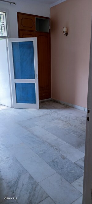 Room in 3 BHK Apartment at Parsvnath Edens, Alpha Ii Greater Noida – for Sale