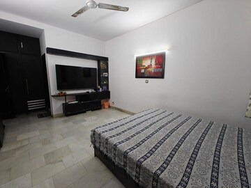 Bedroom in 3 BHK Builder Floor at Chittaranjan Park – for Rent