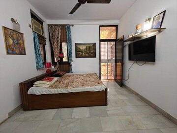 Bedroom in 3 BHK Builder Floor at Chittaranjan Park – for Rent