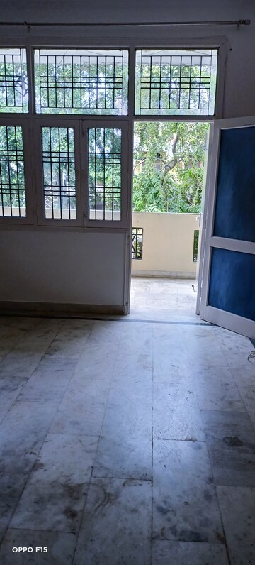 Room in 3 BHK Apartment at Parsvnath Edens, Alpha Ii Greater Noida – for Rent
