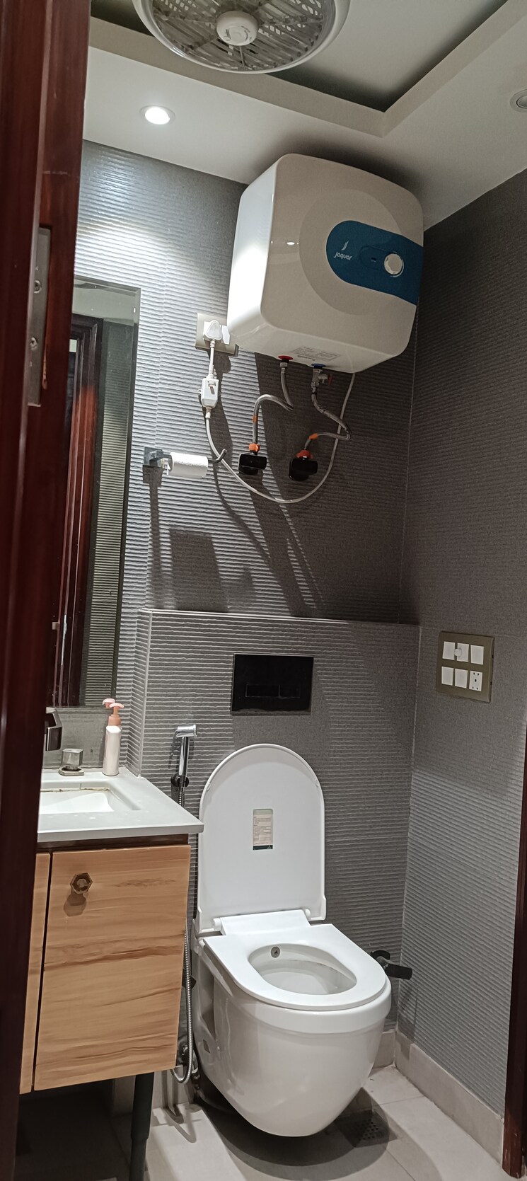 Bathroom, anand vihar 3 Bedroom 1800 Sq.Ft. Builder Floor In Anand Vihar Delhi 9024632