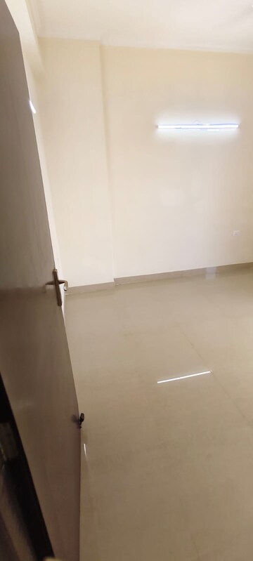 Room in 3 BHK Apartment at Amrapali Crystal Homes, Sector 76 – for Rent