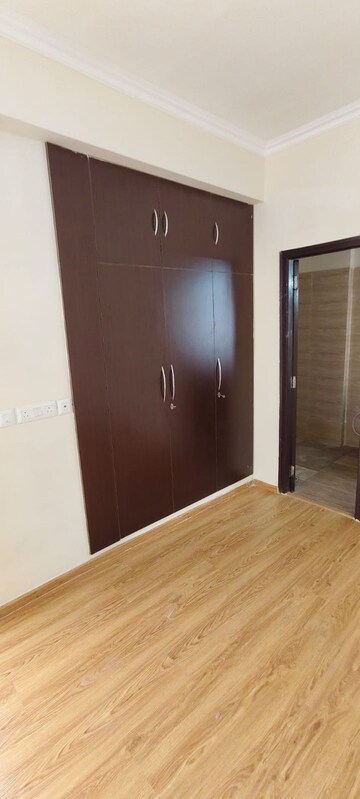 Room in 3 BHK Apartment at Amrapali Crystal Homes, Sector 76 – for Rent