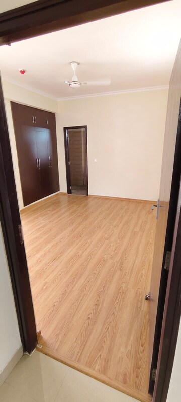 Room in 3 BHK Apartment at Amrapali Crystal Homes, Sector 76 – for Rent