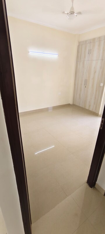 Room in 3 BHK Apartment at Amrapali Crystal Homes, Sector 76 – for Rent