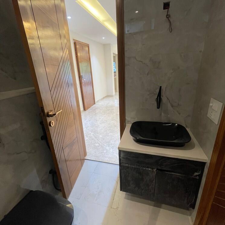 Bathroom, dlf phase ii 6+ Bedroom 215 Sq.Yd. Independent House In Dlf Phase ii Gurgaon 9024672