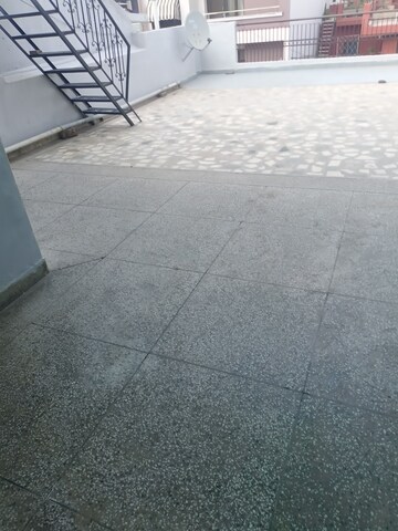 Room in 1.5 BHK Independent House at RWA Apartments, Sector 31 – for Rent
