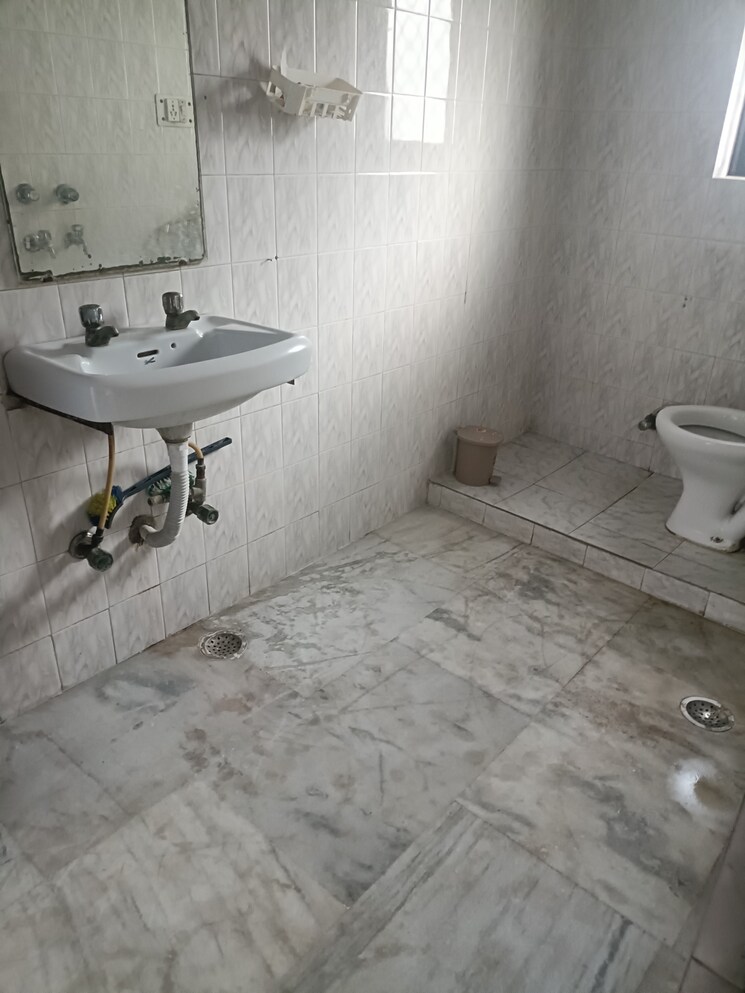 Bathroom, rwa-apartments 1.5 Bedroom 750 Sq.Ft. Independent House In Sector 31 Noida 9024679