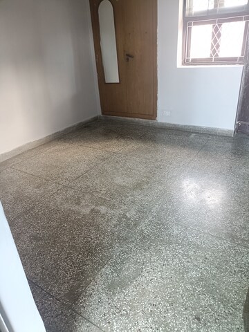 Room in 1.5 BHK Independent House at RWA Apartments, Sector 31 – for Rent