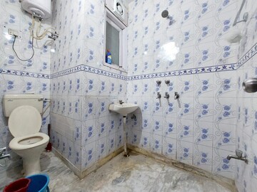 Bathroom in 1 BHK Builder Floor at Mayur Vihar Phase 1 – for Rent