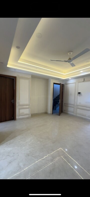 Room in 2 BHK Apartment at Suncity Avenue 76, Sector 76 – for Rent