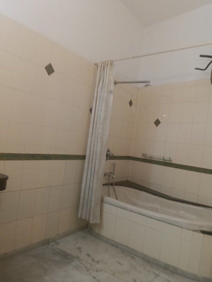 Bathroom, iffco colony 3 Bedroom 3000 Sq.Ft. Builder Floor In Iffco Colony Gurgaon 9024911