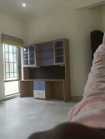 Room in 3 BHK Builder Floor at Iffco Colony – for Rent