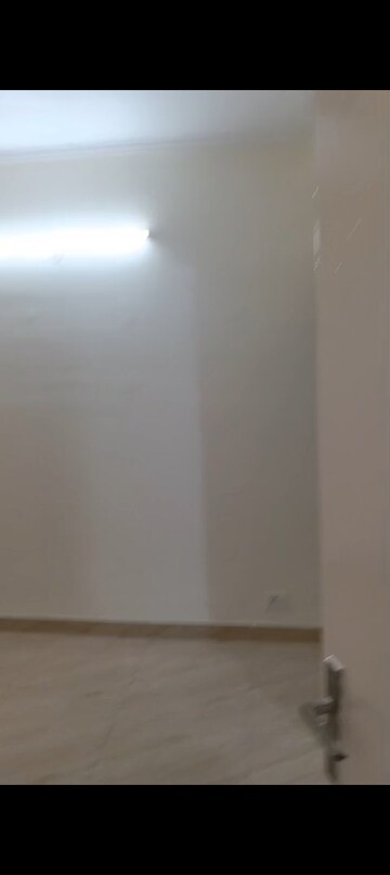 Room in 2 BHK Apartment at Gaur City 7th Avenue, Sector 4 Greater Noida – for Rent