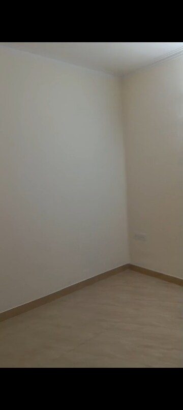 Room in 2 BHK Apartment at Gaur City 7th Avenue, Sector 4 Greater Noida – for Rent