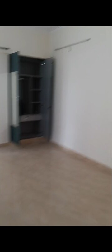 Room in 2 BHK Apartment at Gaur City 7th Avenue, Sector 4 Greater Noida – for Rent