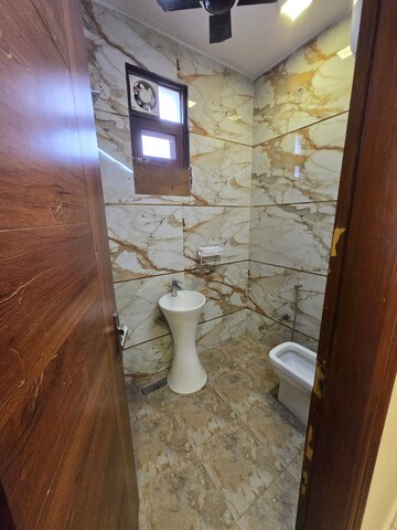 Bathroom in 1.5 BHK Builder Floor at Lajpat Nagar ii – for Rent