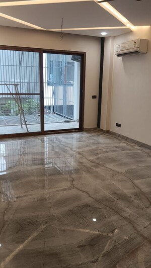 Room in 4 BHK Builder Floor at SS Southend Floors, South City 2 – for Sale