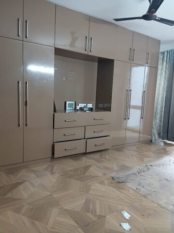 Room in 2.5 BHK Apartment at Smart World Orchard, Sector 61 – for Rent