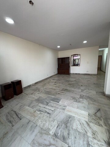 Room in 2 BHK Apartment at Gaur City 7th Avenue, Sector 4 Greater Noida – for Rent